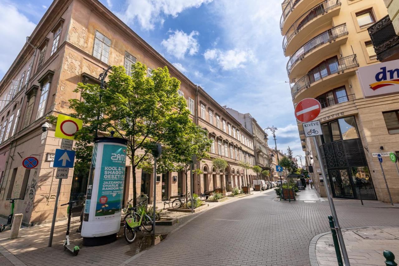 Kiraly21 Downtown By Andrassy Street *